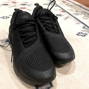 Black air maxes 270